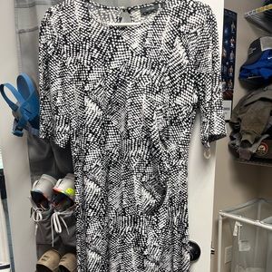 Black/white knee length dress. MEDIUM